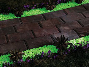 Светящиеся камни: оригинальное освещение вечернего сада